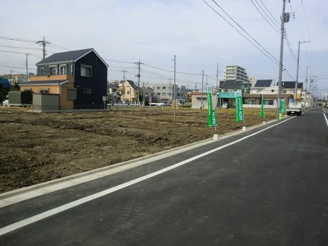 Local photos, including front road. local Facing the east side 6m public roads