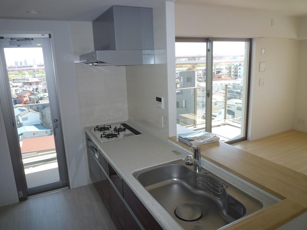 Kitchen. Indoor (April 2013) Shooting It goes out to the balcony from the kitchen.