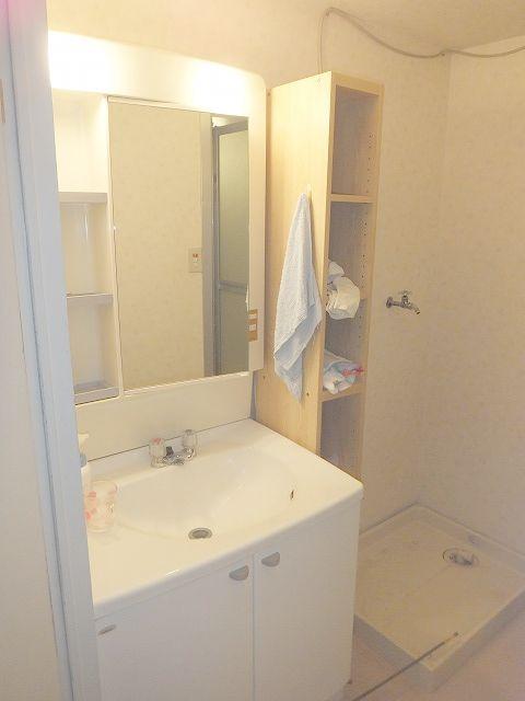 Wash basin, toilet. Wash basin