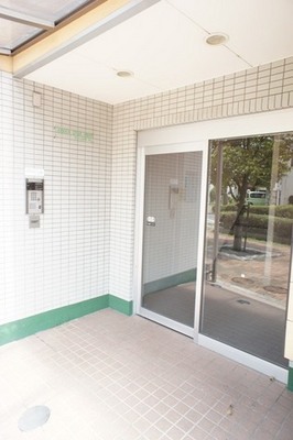 Entrance. Auto-lock equipped