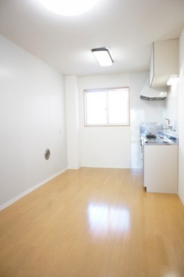 Living and room. Dining 7.1 Pledge There is a window in the kitchen next to