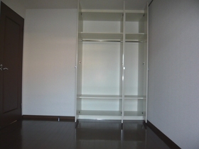 Living and room. 6 Pledge Western-style