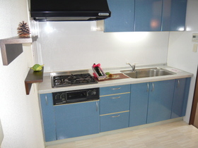 Kitchen. 3-burner stove system Kitchen ・ On the wall was put up example shelf decorate a small