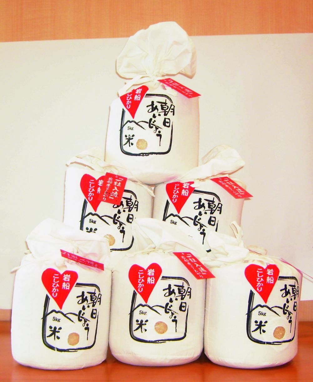 Present. Have been carefully selected from Asahi district that are especially delicious also the "Asahi love rice" 5kg to customer contracts concluded in the gift Iwafune region (formerly Asahi village) is "Koshihikari". Ear was mowing the was ripe head bowed to golden.  Grain, And finished with a tasty rice grain was firmly. 