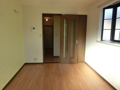 Living and room. Because the corner room is equipped with a bay window! You can put even things, Bright is!