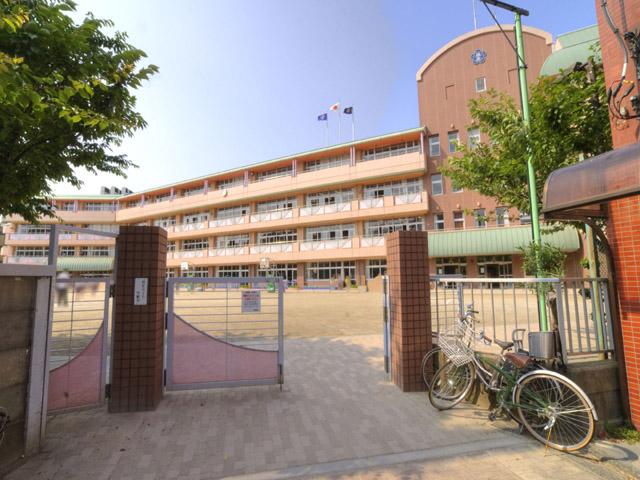 Primary school. 541m to Adachi Ward Umejima Elementary School