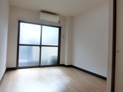 Living and room. Bright rooms in the southeast corner room