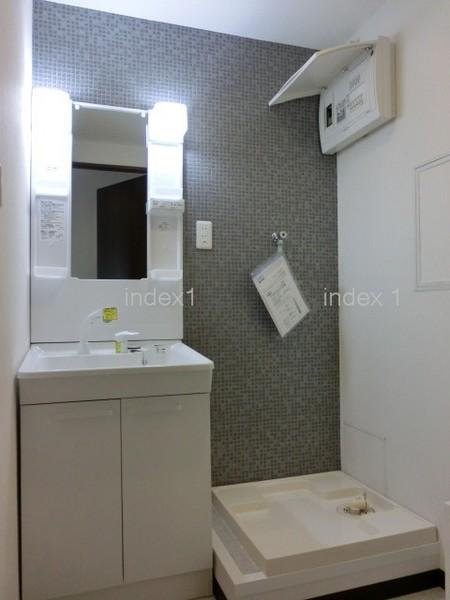 Wash basin, toilet. Washbasin shower water with a plug that can be used conveniently!