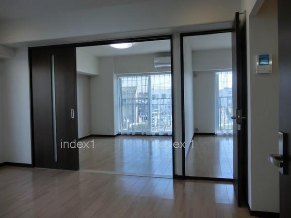 Living. Sliding door open can also be used to open