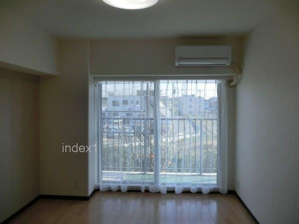 Non-living room. Comfortably spend any time in the air-conditioned!