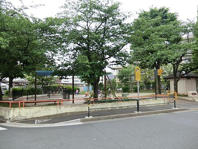 park. To the east, Central Park 190m