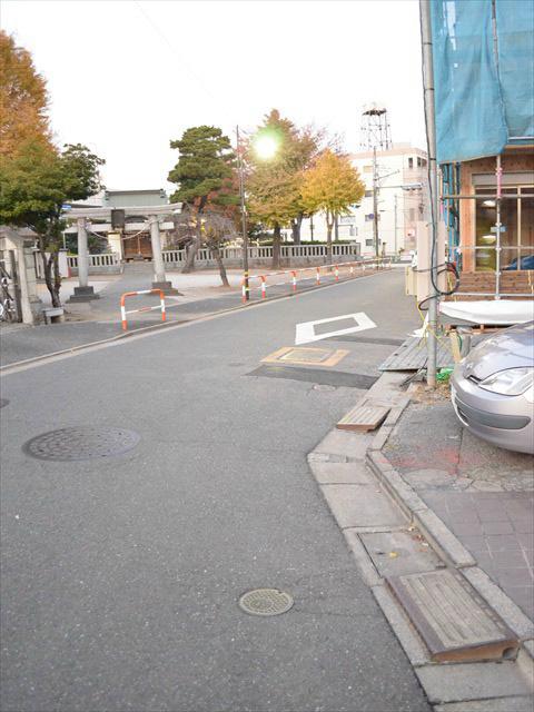 Local photos, including front road. Easy also car out