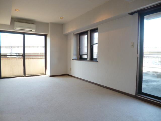 Living and room. Western-style 1