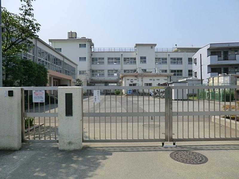 Primary school. 220m until the flower garden elementary school