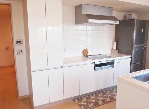 Kitchen. IH is with a cooking heater. Dishwasher in the kitchen island ・ water filter ・ Disposer comes with a.
