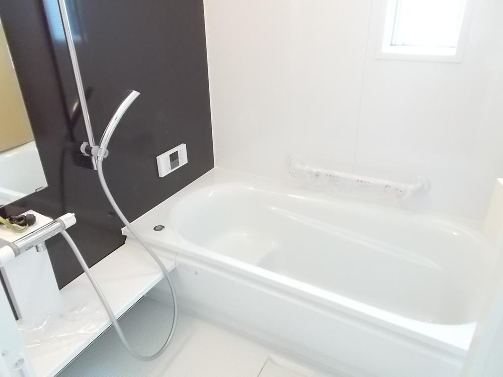 Bathroom. Spacious size of the tub that can stretch also fun bath time foot together with your children