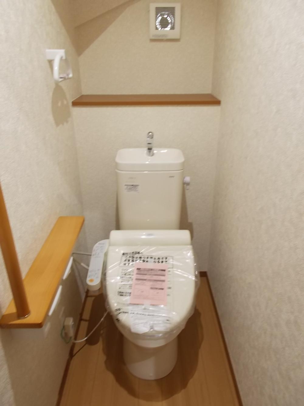 Toilet. Toilet is of course also with two paper holder with bidet