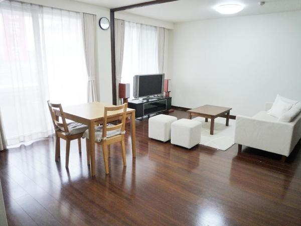 Living. About 8.2 tatami. When the sliding door open between the living and Western-style rooms will be about 14.7 tatami. Floor heating installation.