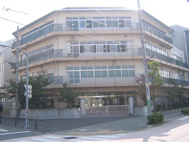 Junior high school. 1600m to the first junior high school