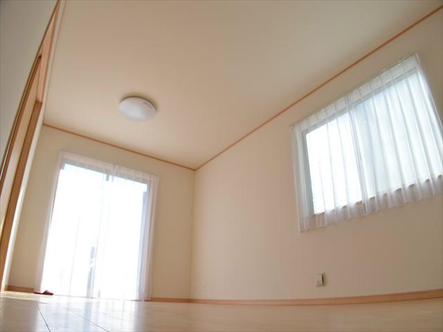 Living. Living to take the two-sided lighting