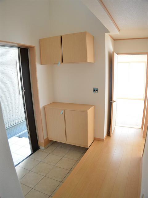 Entrance. Airy foyer with a blow