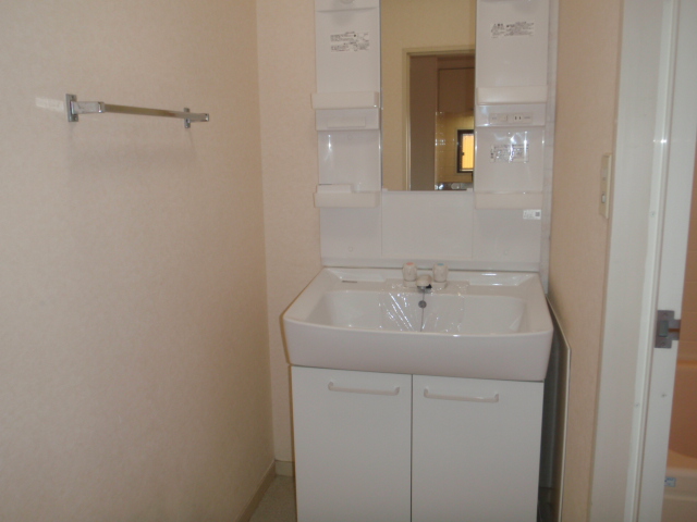 Washroom. Independent wash basin