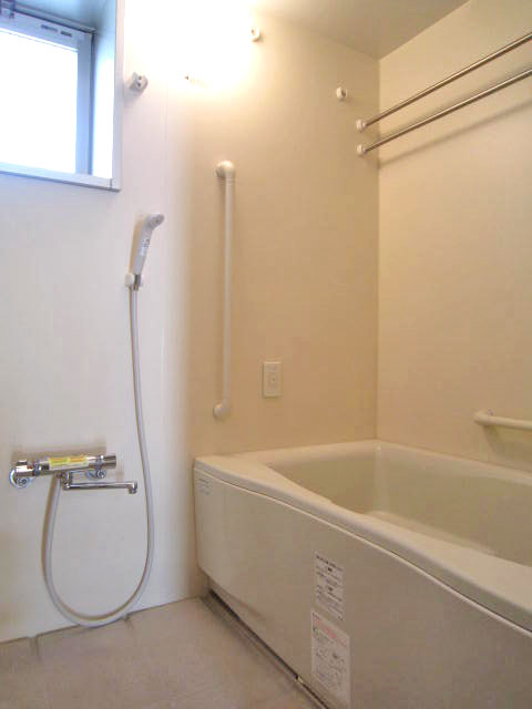 Bath. There is a window in the bathroom, With bathroom ventilation drying function