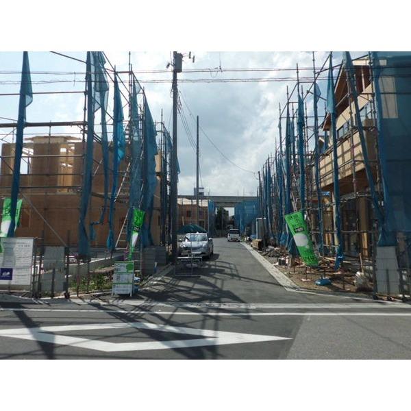 Local photos, including front road. Frontal road