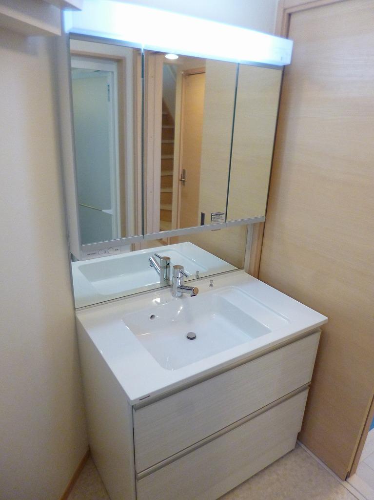 Wash basin, toilet. Wash basin with easy care shower!