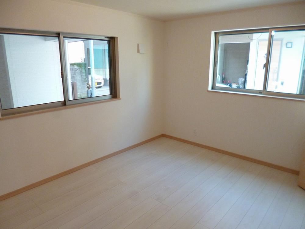 Non-living room. Bright room in all rooms two sides lighting!