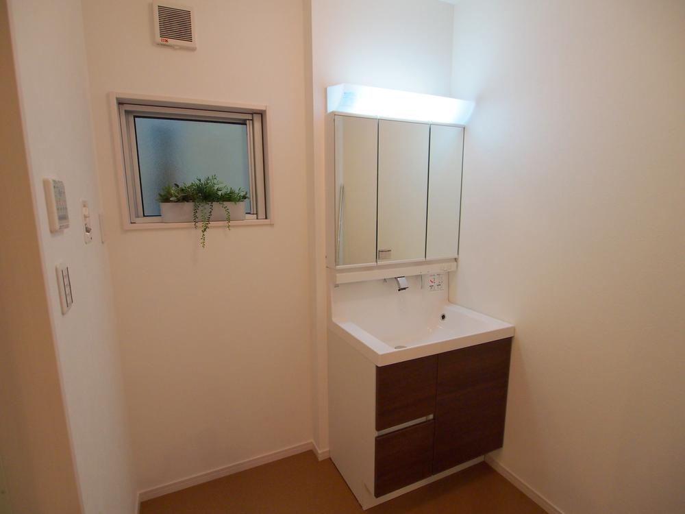 Wash basin, toilet. Wash basin