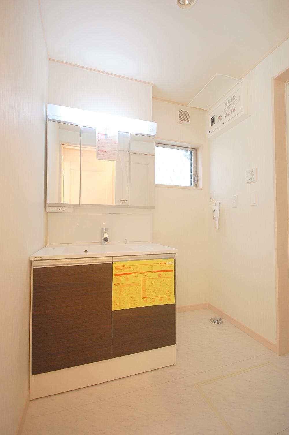 Wash basin, toilet. Wash basin