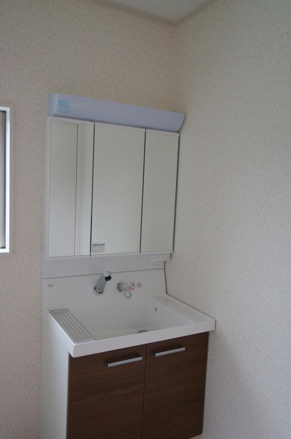 Wash basin, toilet. Wash basin