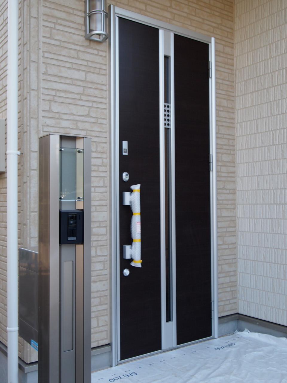 Entrance. Same specifications construction cases