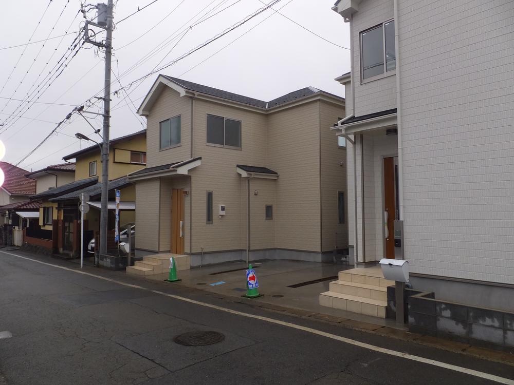 Local photos, including front road. Front road of 5m width traffic also less