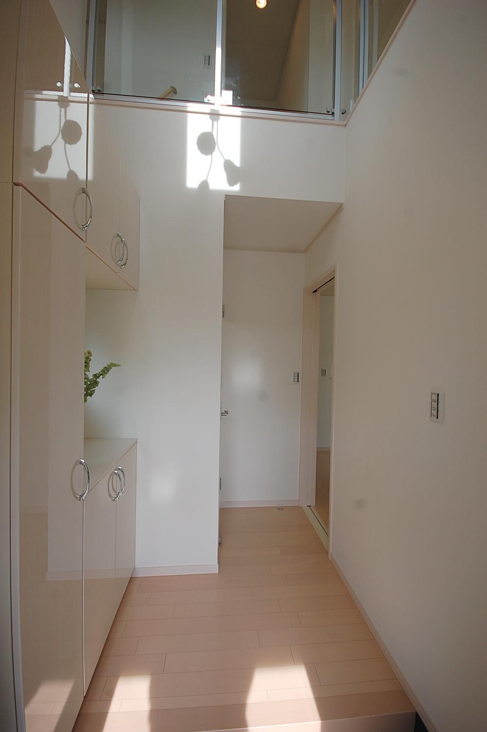 Entrance. Same specifications entrance