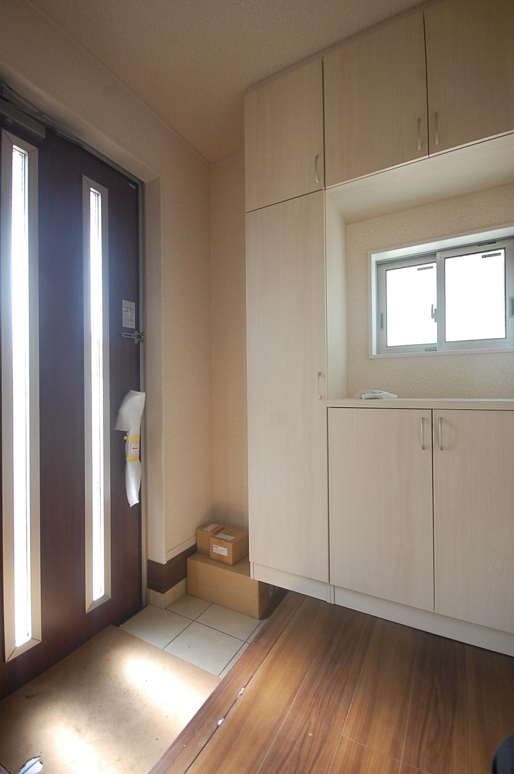 Entrance. Same specifications entrance