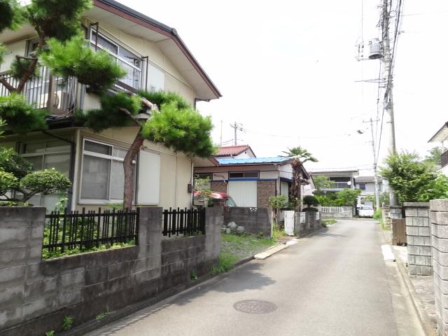 Local photos, including front road. Local (July 2012) shooting