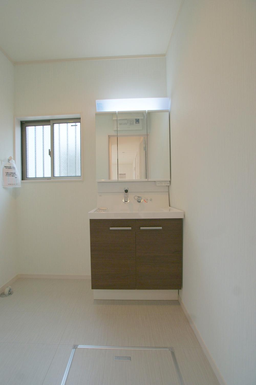 Wash basin, toilet. Wash basin