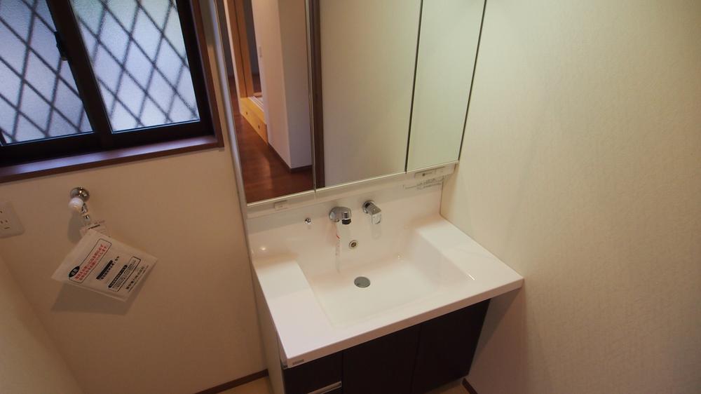 Wash basin, toilet. Wash basin