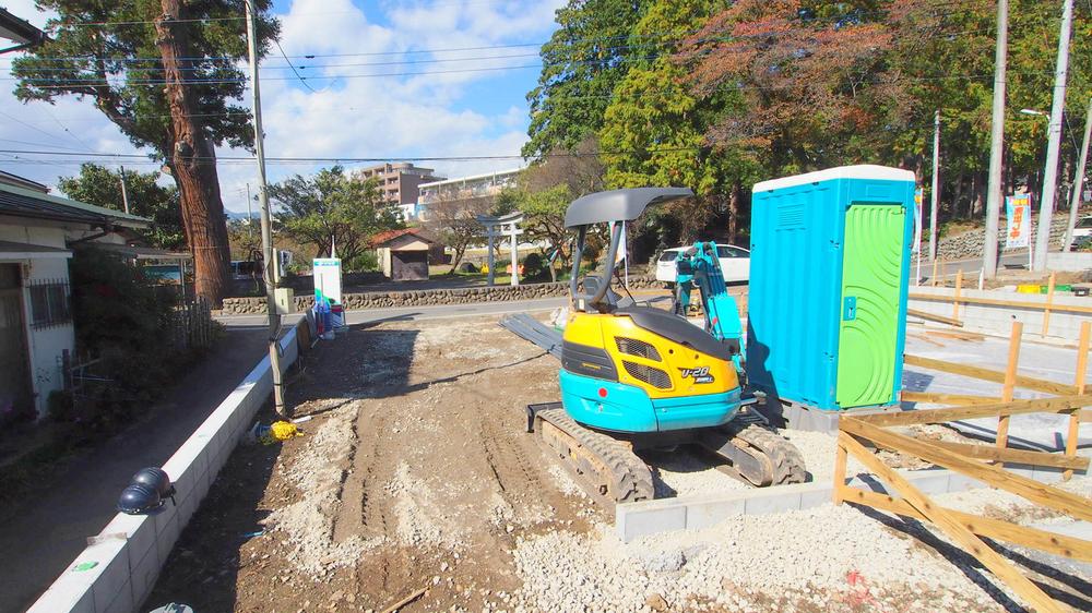 Local photos, including front road. Local (11 May 2013) Shooting