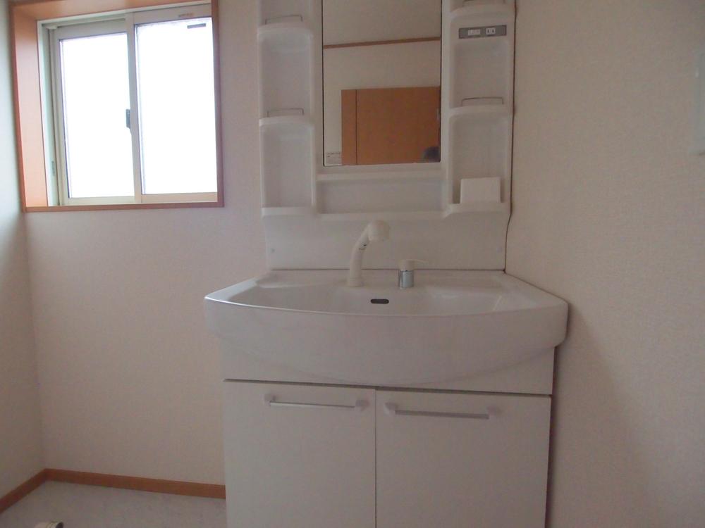 Wash basin, toilet. Wash basin