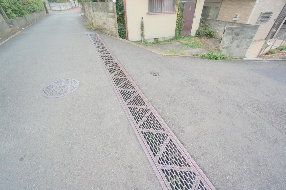 Local photos, including front road. Local shooting