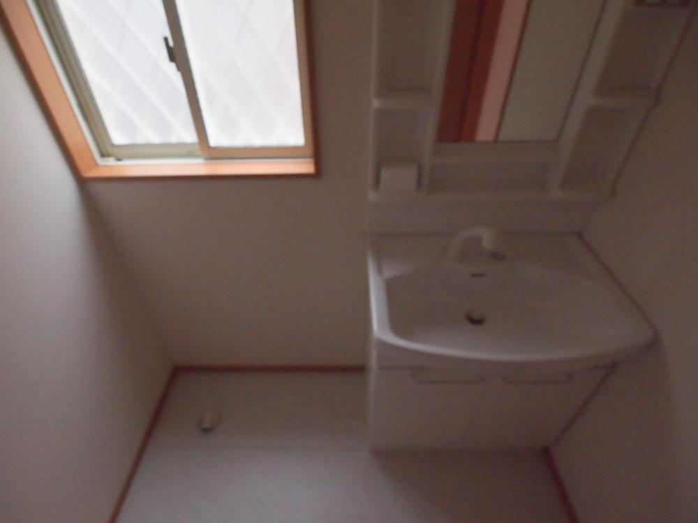 Wash basin, toilet. Washroom