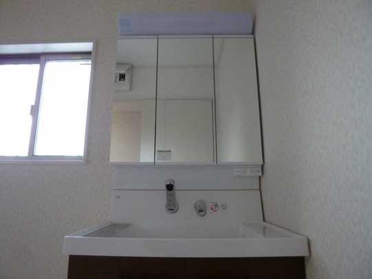 Wash basin, toilet. Wash basin