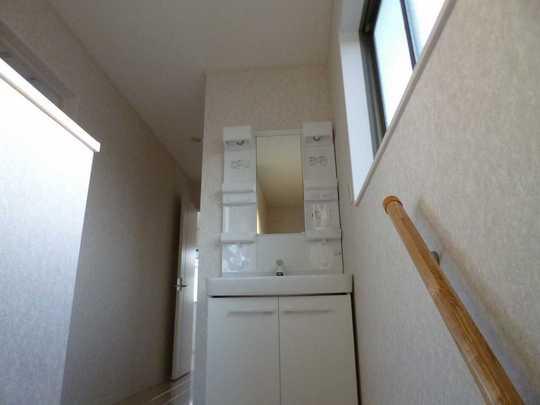 Wash basin, toilet. 2F Wash basin