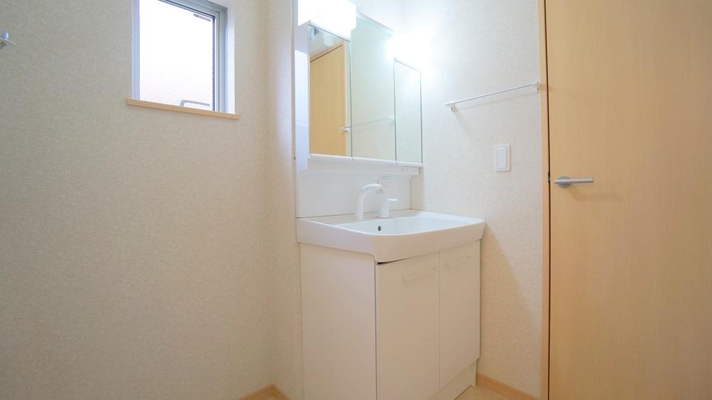 Wash basin, toilet. Washroom