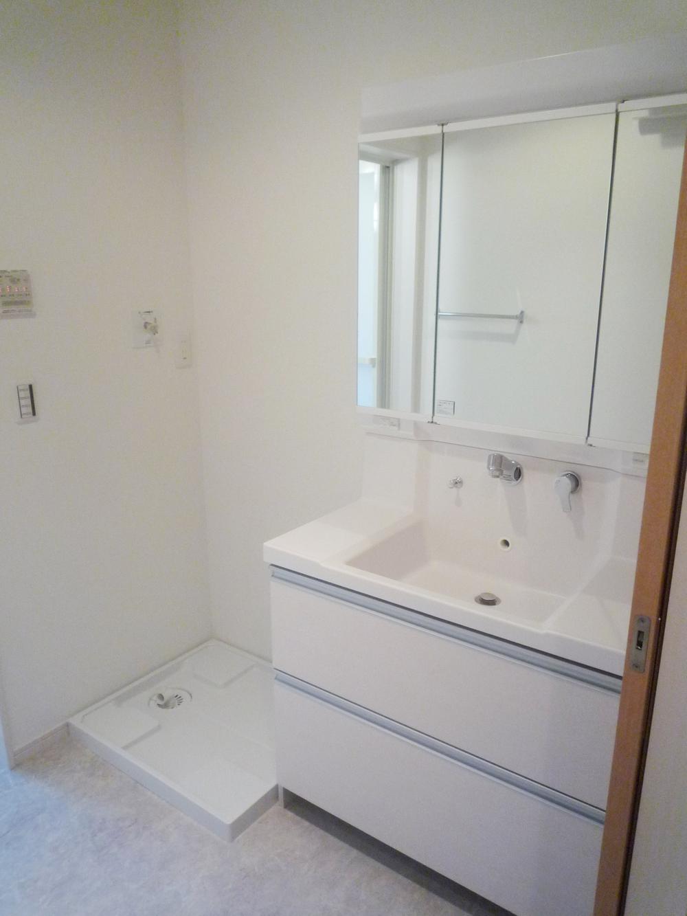 Wash basin, toilet. (2013 11.24) shooting