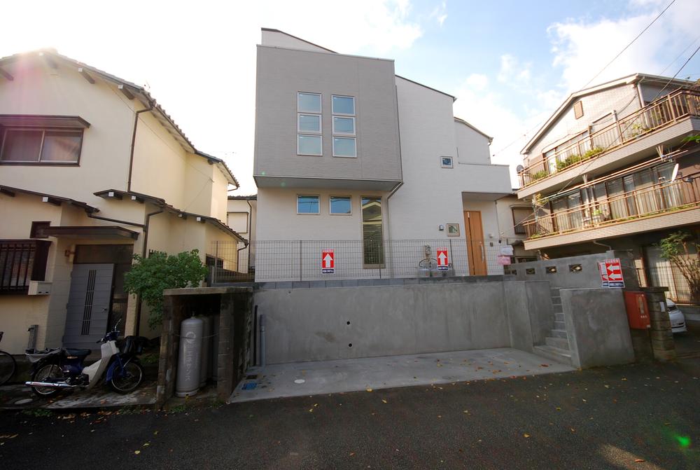 Local appearance photo. Local (11 May 2013) Shooting