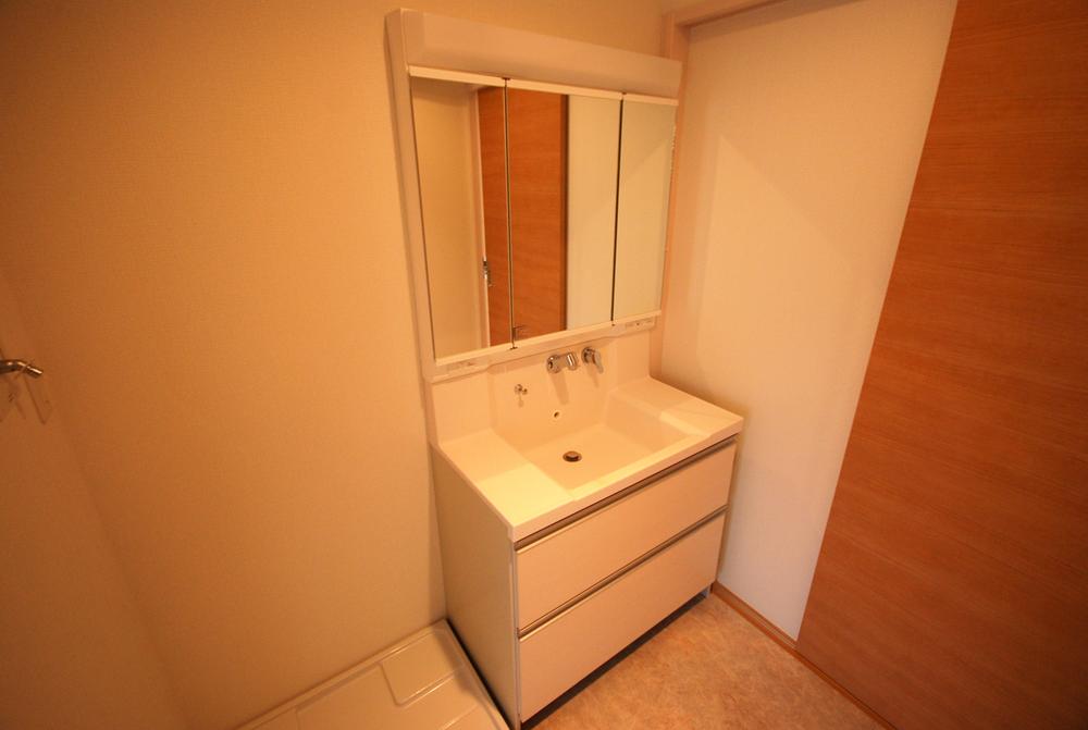 Wash basin, toilet. Local (11 May 2013) Shooting